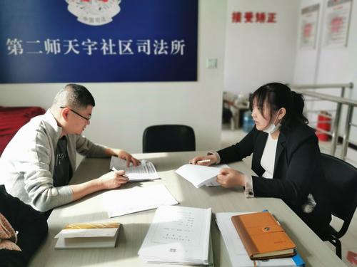 江波（左一）与二师司法局基层科负责人交流工作经验