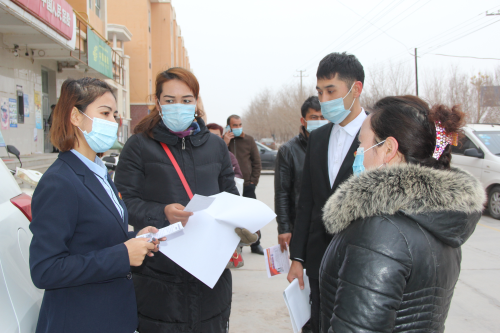 工作人员解答咨询中