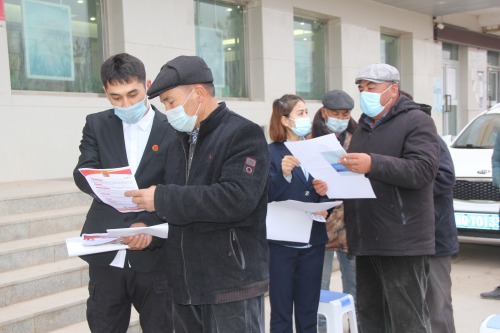 工作人员发放宣传手册