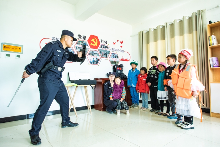 民警们为辖区小朋友展示警务装备使用方法