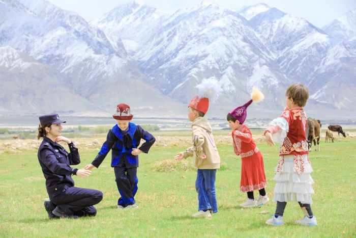 民警与牧区儿童一起载歌载舞庆祝即将来临的六一儿童节 (2)