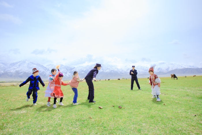 民警与牧区儿童一起做游戏庆祝节日的到来。