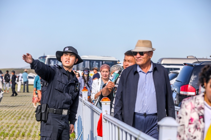 图四：7月16日，图为旅游节现场，民警正在服务引导游客。