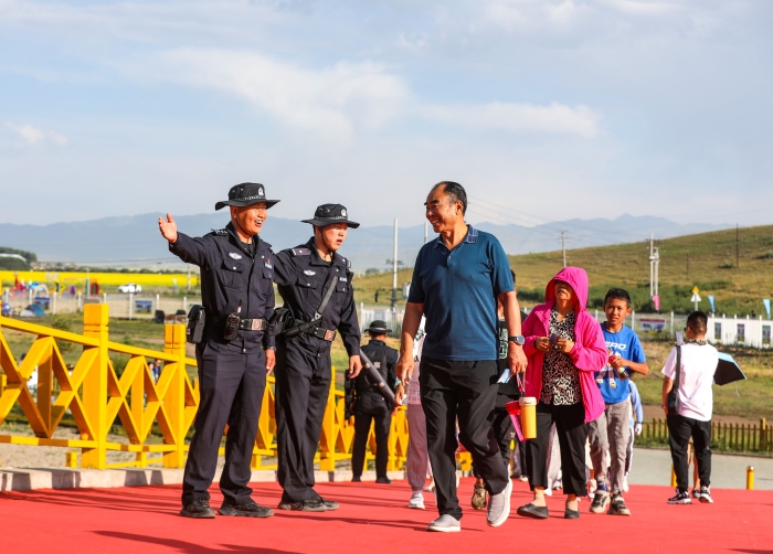 图一：7月16日，图为旅游节现场，民警正在服务引导游客。