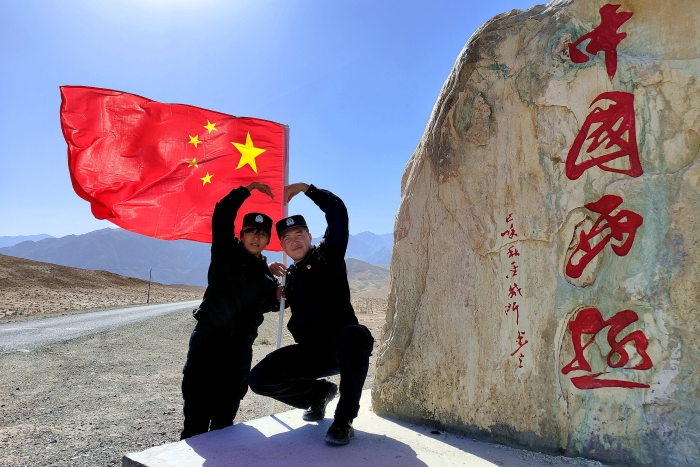 图为民警徐辉和妻子杨丽夫妻在中国西极合影（王灏兴 摄）